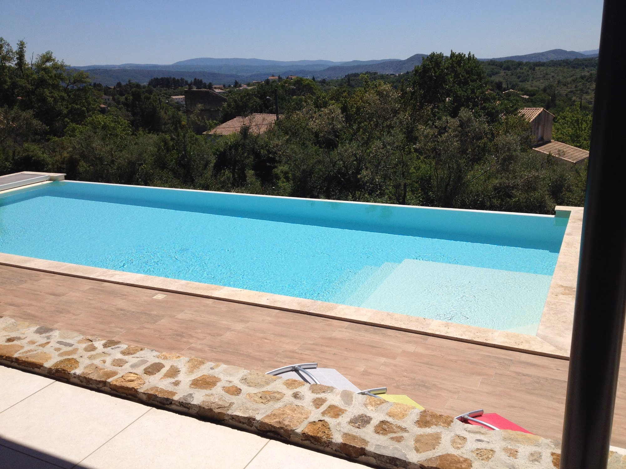 Piscine à débordement ouverte sur la vallée à Aubenas